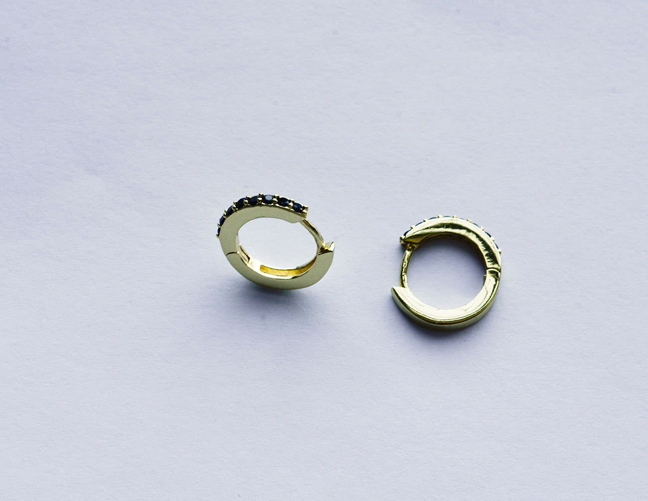 Load image into Gallery viewer, Product picture of Veritume earring in gold with black stones named Cajsa.  