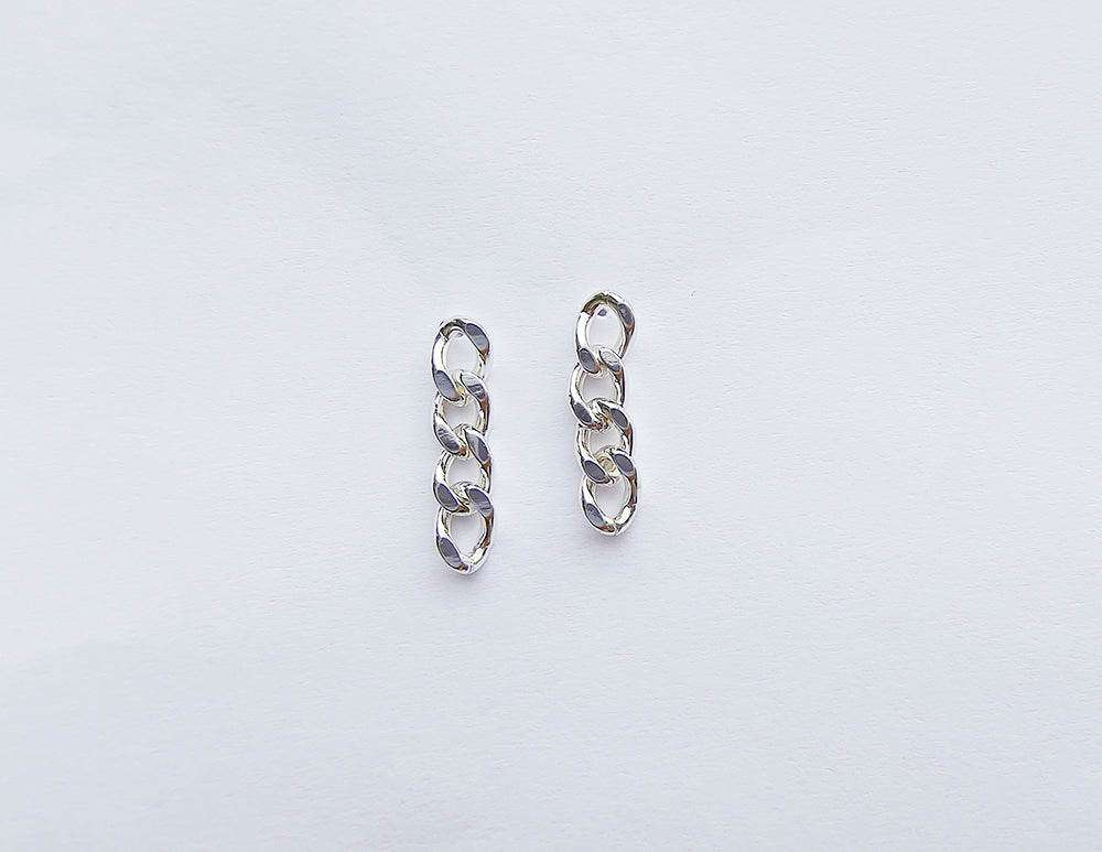 Product picture of Veritume chain earring in silver named Christer 1. 