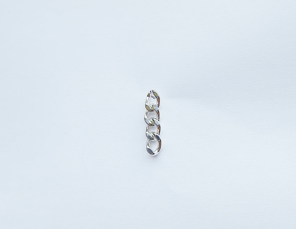 Load image into Gallery viewer, Product picture of Veritume chain earring in silver named Christer. 