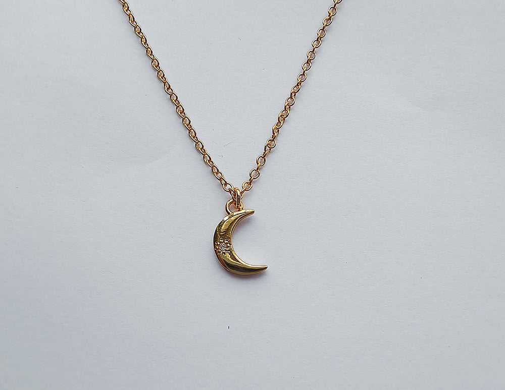 Product picture of Veritume necklace with moon named Lena. 